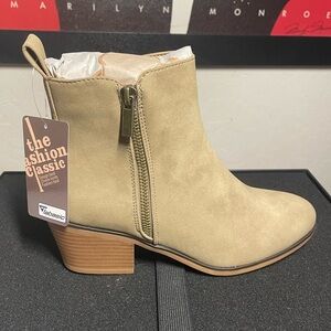 Tan suede The Fashion Classic woman’s boots size 5 Brand New!!!